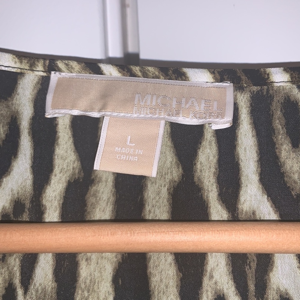 Top - Picture 2 of 3